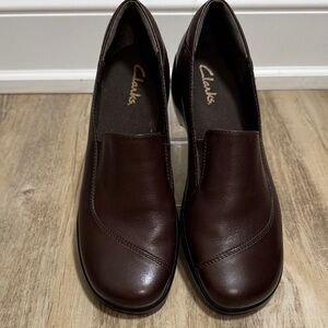 Clarks Women’s Brown Slip On Loafer Sz 9 EUC
